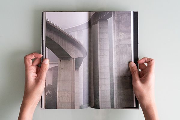 Fotolibro: Una vaca en el pasillo de Javier Villabrille
